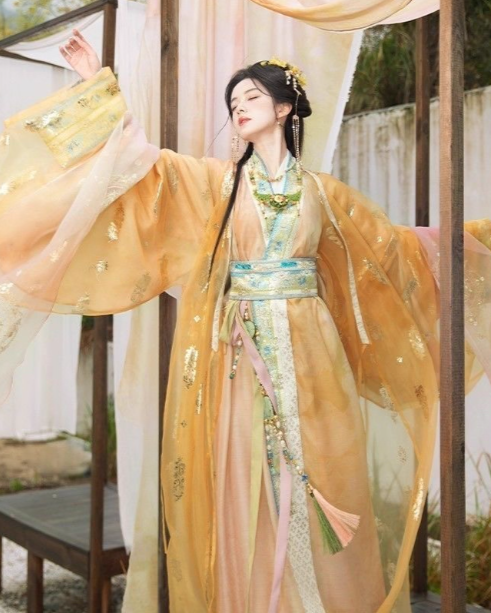 齐光 Rising Light Fantasy Han Dynasty Golden Zhiju Robe