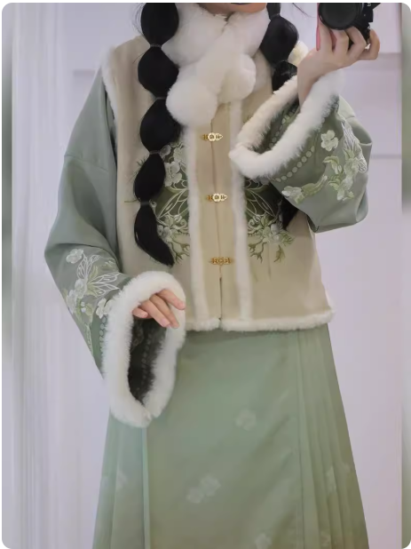 [花宠蝶]Square collar Ming style Hanfu Aoqun embroidered horse face skirt set