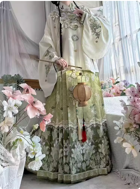 【秋云集】Ming Dynasty Hanfu Embroidered Horse Face Skirt Aoqun Set