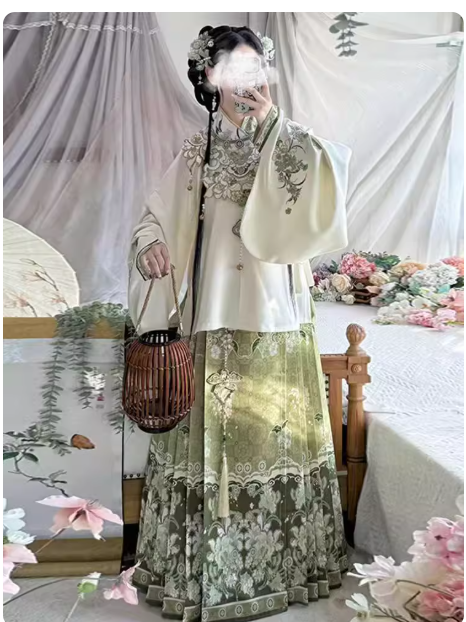 【秋云集】Ming Dynasty Hanfu Embroidered Horse Face Skirt Aoqun Set