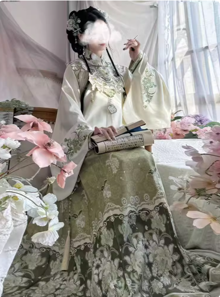 【秋云集】Ming Dynasty Hanfu Embroidered Horse Face Skirt Aoqun Set