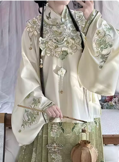 【秋云集】Ming Dynasty Hanfu Embroidered Horse Face Skirt Aoqun Set