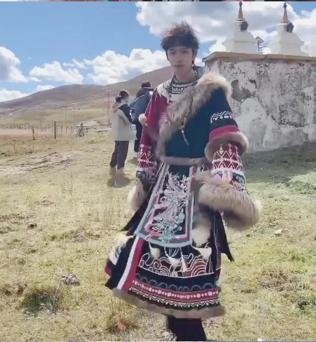 Chinese ethnic minorities Hanfu Tibetan clothing Embroidered rabbit fur clothing unisex