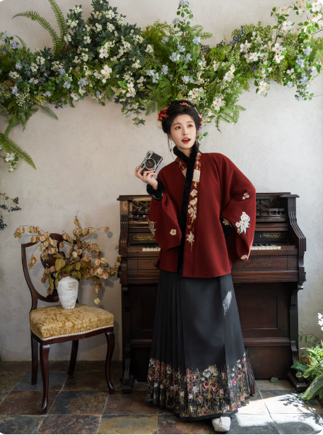 [花束玫瑰]Ming-style Hanfu Set: Fleece-lined Winter Short Ao (Cross-collar) & Horse-face Skirt