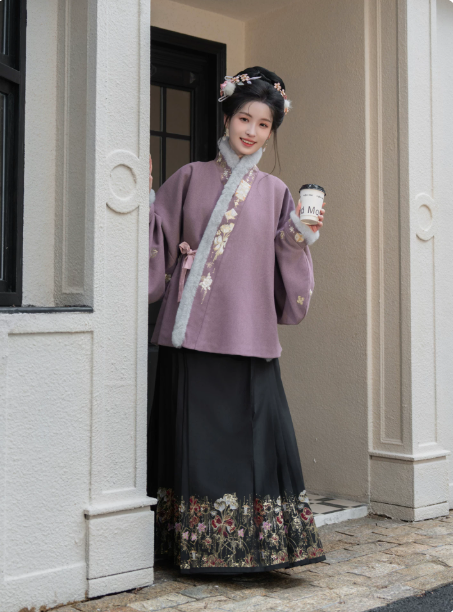 [花束玫瑰]Ming-style Hanfu Set: Fleece-lined Winter Short Ao (Cross-collar) & Horse-face Skirt